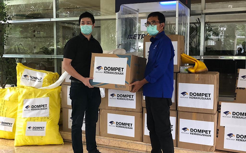 Serah terima donasi pemirsa melalu DKMG kepada komunitas Help to Help untuk dikirimkan ke rumah sakit di luar Pulau Jawa, Selasa, 21 April 2020. Foto: Medcom.id/Theofilus Ifan Sucipto