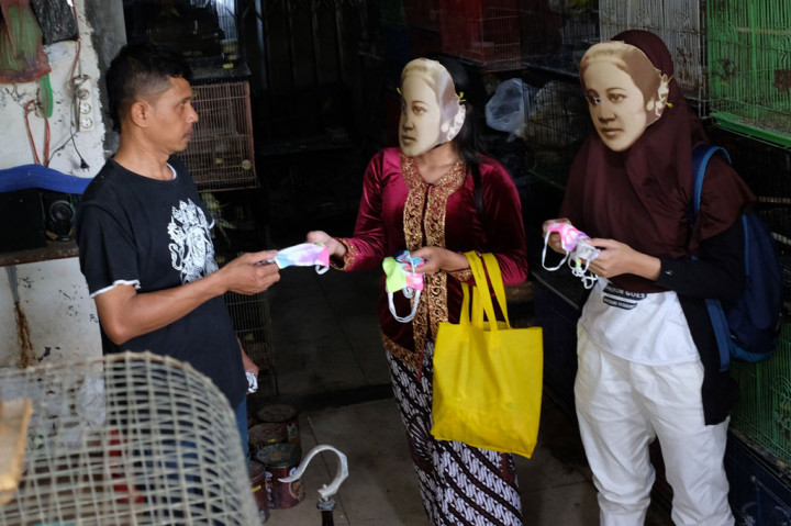 'RA Kartini' Bagikan Masker di Pasar Hewan Solo