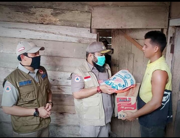 Wali Kota Bengkulu Bagikan Sembako untuk Warga Terdampak Covid-19