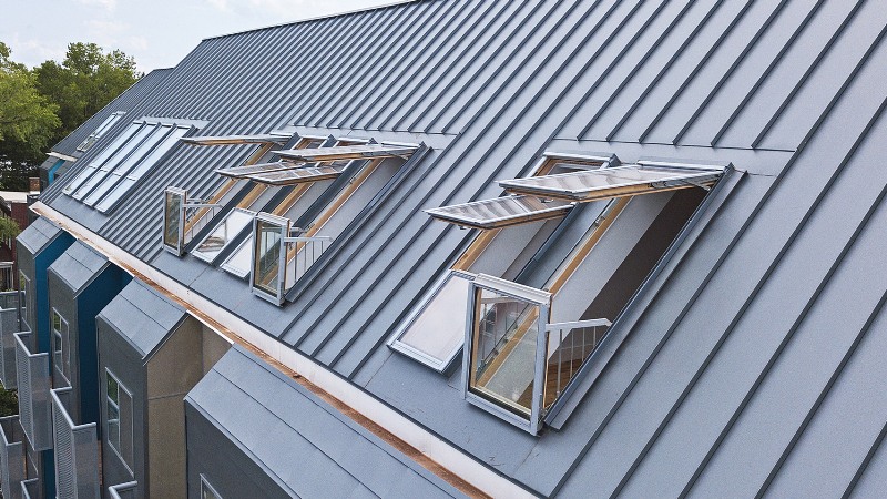 Multifungsi, Jendela sekaligus Balkon di Atap Rumah - Medcom.id