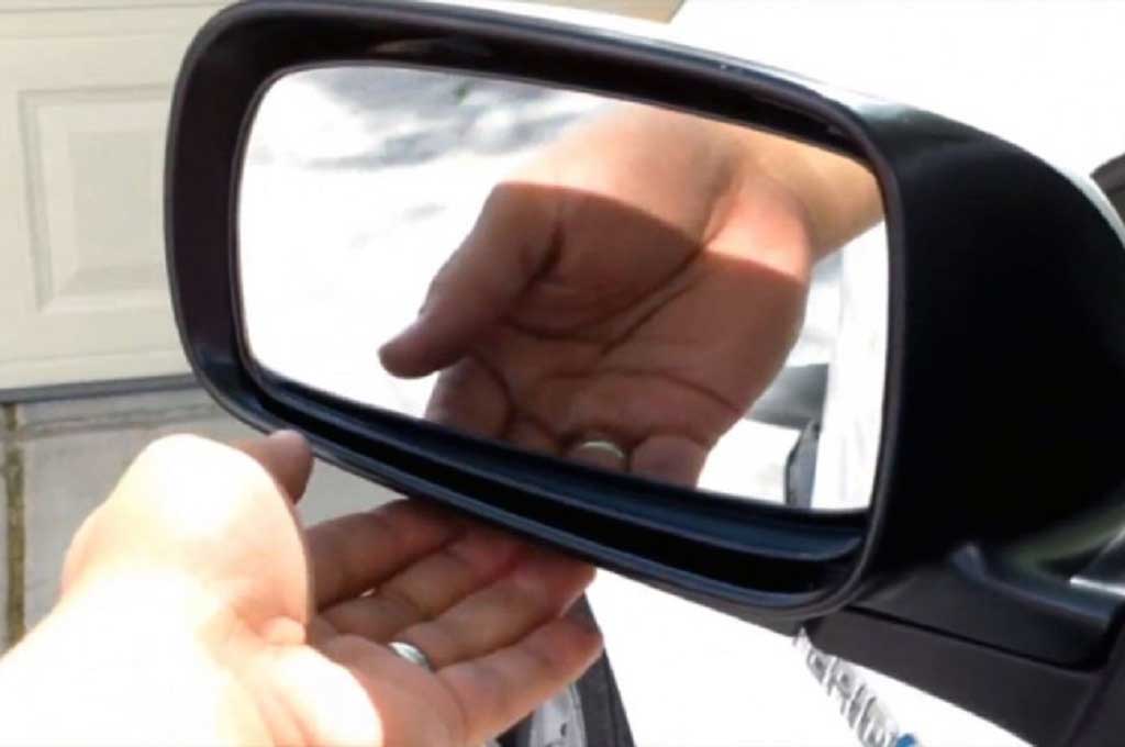 Kaca spion mobil harus tetap dibersihkan agar dapat digunakan secara maksimal. SoftnewsNET