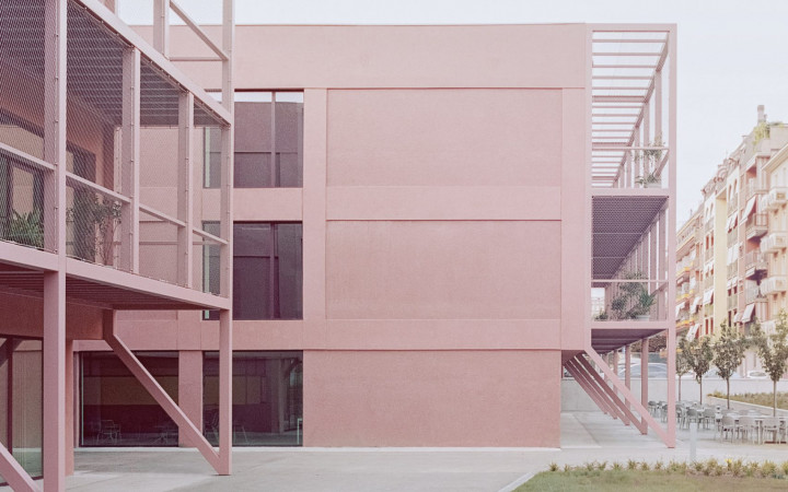 Sekolah Tua di Torino Dipermak dengan Baja Merah Muda