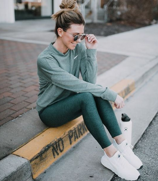 Legging terbilang cukup fleksibel karena bisa digabungkan dengan pakaian apa saja. (Foto: Dok. cellajane.com)