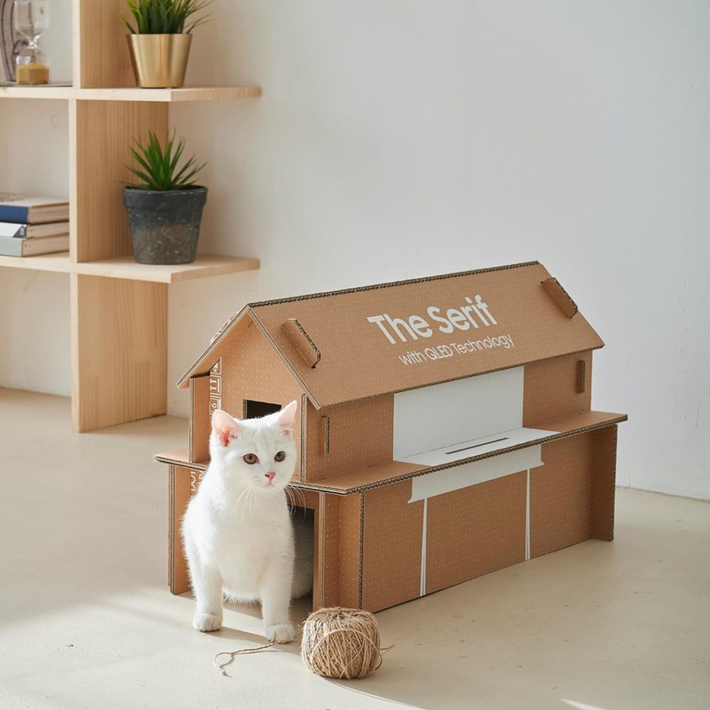 Kotak karton ini didesain multifungsi sehingga bisa digunakan sebagai rumah kucing peliharaan. ( Foto: Dok. Instagram/@samsungtv)