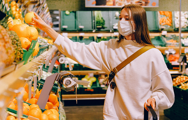 Jika memang kamu harus berbelanja, kenakan masker kain dan jaga jarak aman dengan orang lain. ( Foto: Ilustrasi. Dok. Pexels.com)