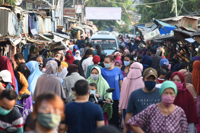 Suasana kepadatan pengunjung saat berbelanja di Pasar
Jangkrik, Pisangan Baru, Matraman, Jakarta Timur, Kamis, 23 April 2020 pagi.