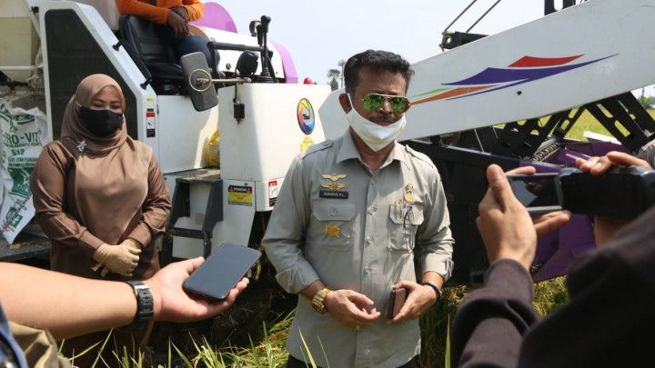 Mentan Uji Coba Combine Harvester dan Mesin Pencacah Gabah