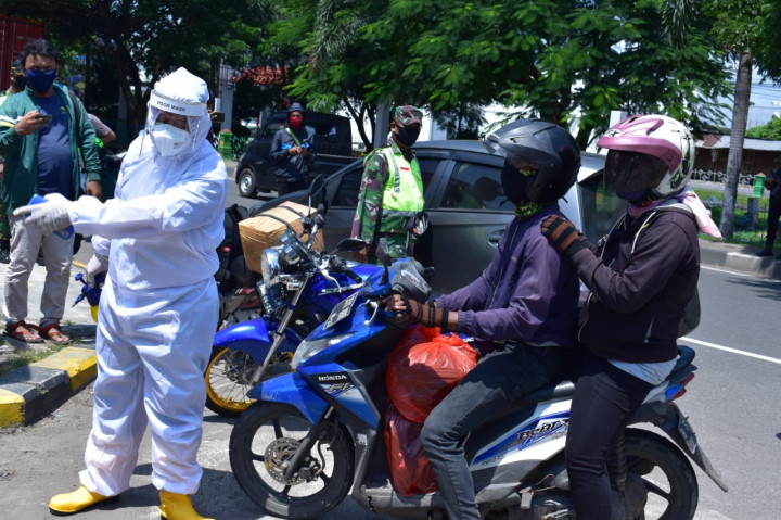 Petugas Sisir Pemudik yang Melintas Cirebon