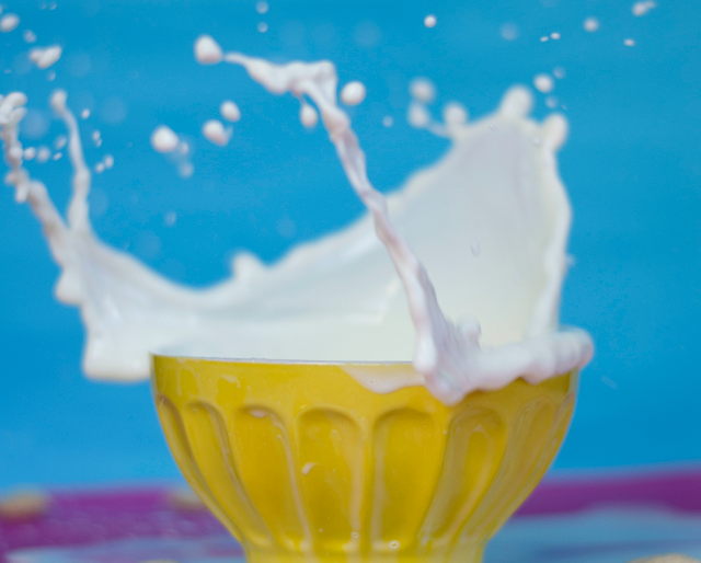Perbedaan antara susu evaporasi dengan kental manis adalah kandungan gulanya. (Foto: Ilustrasi. Dok. Unsplash.com)