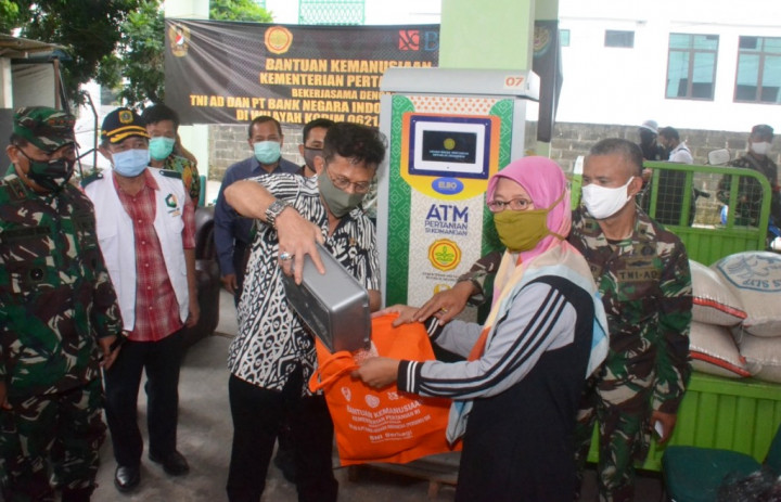 Disambut Warga, Mentan Tinjau ATM Beras di Bogor