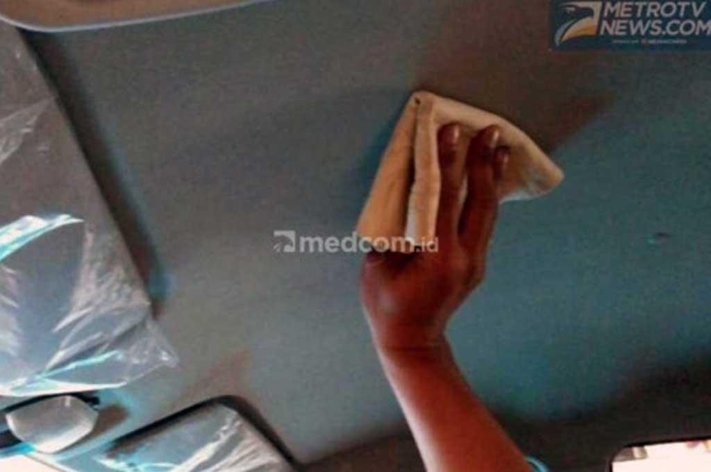 Bersihkan plafon mobil biar interior tetap kinclong. Medcom.id/M. Bagus Rachmanto