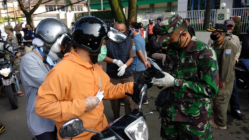 Ilustrasi--Petugas memberikan imbauan terkait penerapan PSBB di Kota Bandung, Jawa Barat. (Foto: Medcom.id/Roni)