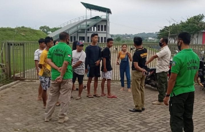 Warga Mengabuburit Dibubarkan