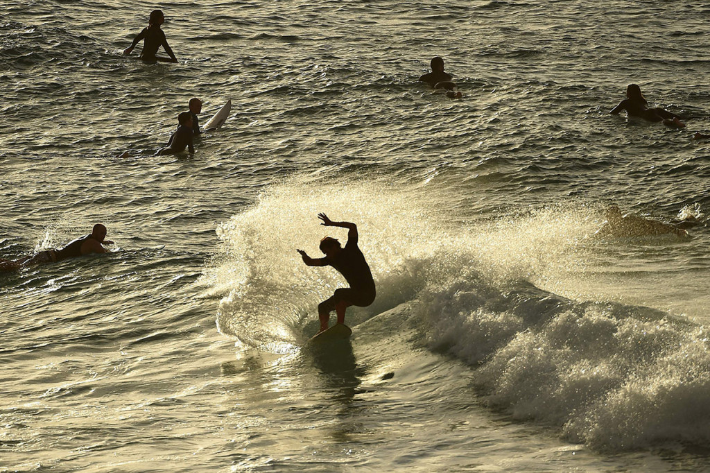 Pantai Bondi Dibuka Kembali untuk Selancar dan Berenang