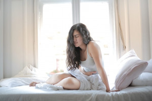 Posisi Tidur yang Tepat ketika Sedang Menstruasi