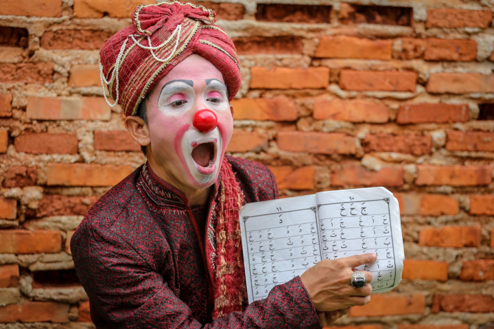 Yahya Edward, Guru Ngaji Berkostum Badut