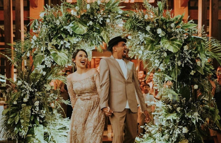 Ziarah, Istri Bawakan Bunga Putih Favorit Glenn Fredly