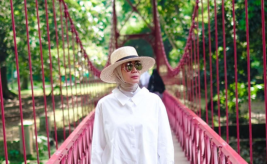 Bagi Okky menyiasati kebosanan kuncinya adalah setiap aktivitas dilakukan dengan sukacita. ( Foto: Dok. Instagram/@okkyasokawati)