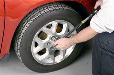 Mengencangkan Baut Roda Mobil Ada Tekniknya