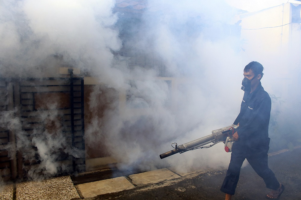 Petugas melakukan fogging di perumahan Mekar Perdana, Abadijaya, Depok, Jawa Barat, Minggu, 24 Februari 2020. Foto: MI/Bary Fathahilah