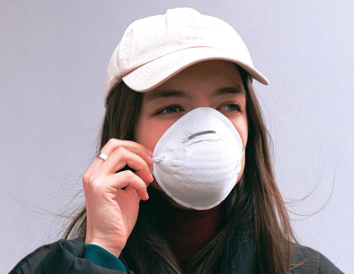 Jangan Memakai Make Up ketika Mengenakan Masker, Ini Alasannya