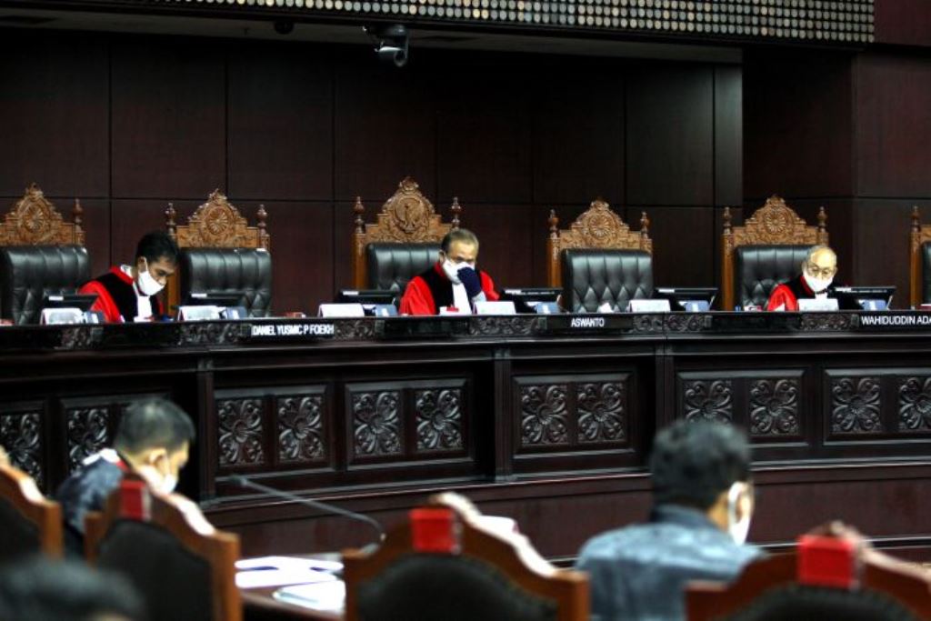 Hakim Konstitusi Aswanto (tengah) memimpin sidang tiga permohonan uji materiil Perppu Nomor 1/2020. Foto: MI/Adam Dwi