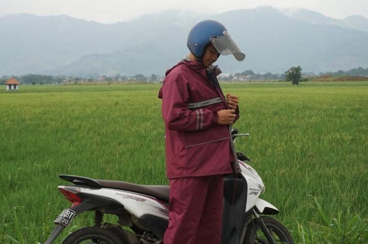 Musim Hujan Belum Habis, Pilih Jas Hujan Wajib Aman dan Nyaman