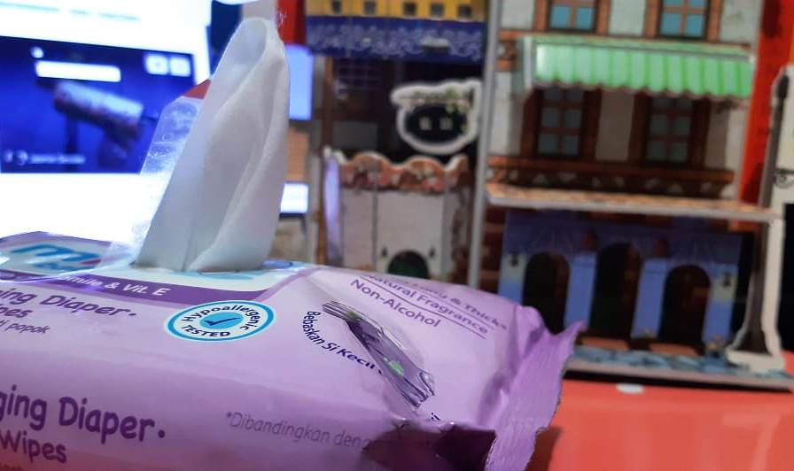 Agar tidak membuang terlalu banyak tisu basah, banyak orang menggunakan tisu basah untuk membersihkan berbagai macam hal. (Foto: A. Firdaus/Medcom.id)