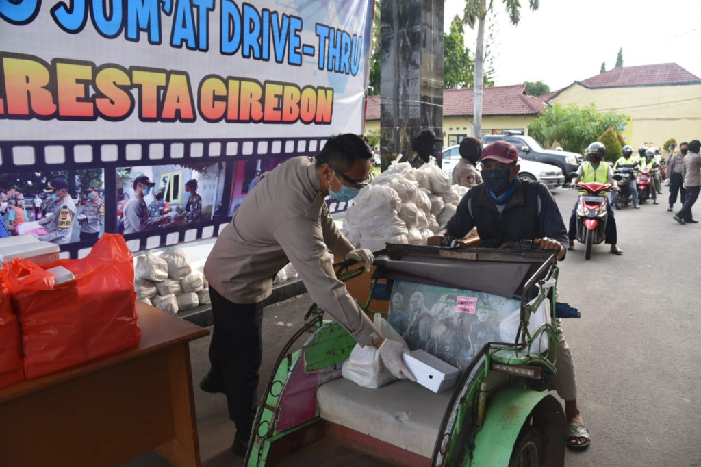 Pembagian Paket Sembako Di Cirebon Dengan Lantatur