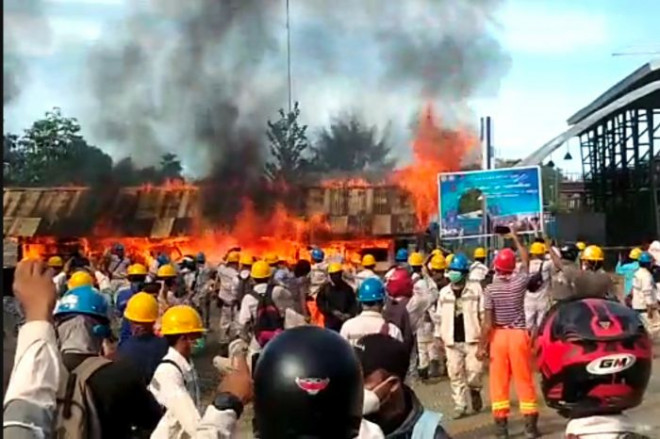 Aksi bakar dalam May Day di Maluku Utara, Jumat 1 Mei 2020. (Foto: Istimewa)