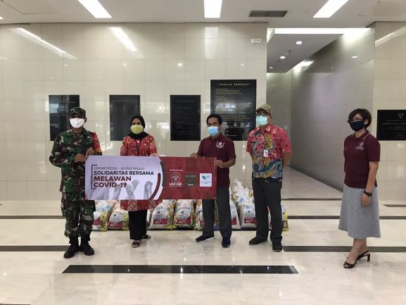 Untar dan Vivere Peduli beri bantuan untuk masyarakat terdampak covid-19. Foto: Untar/Humas