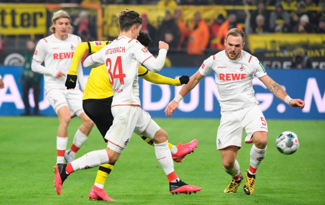 Momen saat tiga pemain FC Koeln mengepung winger Borussia Dortmund Jadon Sancho (Foto: AFP/Ina Fassbender)