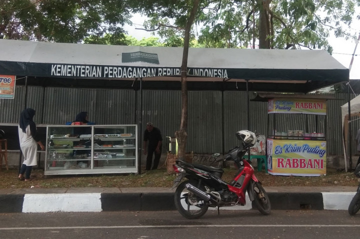 Pedagang Takjil di Aceh Terapkan Physical Distancing