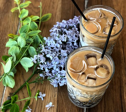 Kebiasaan Mengunyah Es Batu Dapat Merusak Enamel Gigi?