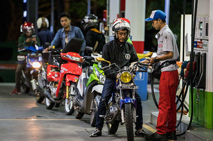 Alasan Bikers Harus Turun dari Motor Saat Isi Bensin