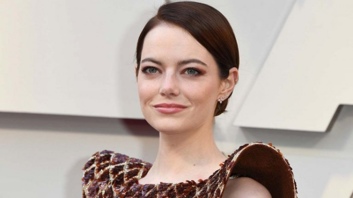 Menulis Cara Emma Stone Jaga Kesehatan Mental