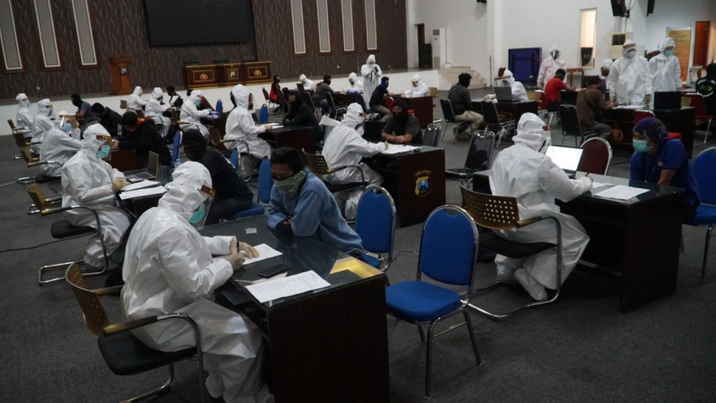 Ratusan orang terjaring razia pada hari kelima PSBB di Surabaya Raya, menjalani rapid test di Mapolrestabes Surabaya. (Foto: Medcom.id/Amal)