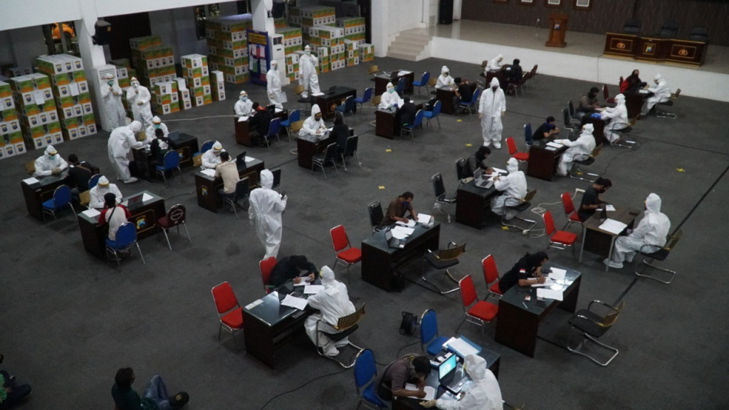 Ilustrasi--Ratusan orang terjaring razia pada hari kelima PSBB di Surabaya Raya, menjalani rapid test di Mapolrestabes Surabaya. (Foto: Medcom.id/Amal)