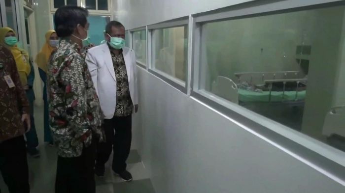 Kepala Dinas Kesehatan Kabupaten Sidoarjo, Syaf Satriawarman meninjau fasilitas ruang isolasi pasien covid-19. (Foto: MI/Heri Susetyo)