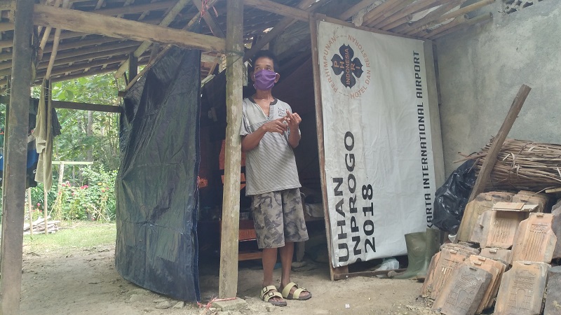 S berada di tempat karantina bekas gudang kayu bakar. (Foto: Medcom.id/Ahmad Mustaqim)
