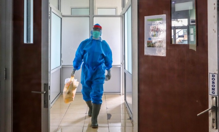 Ilustrasi--Petugas kebersihan di ruang isolasi di RSUD Kartini Jepara. (Foto: Istimewa)