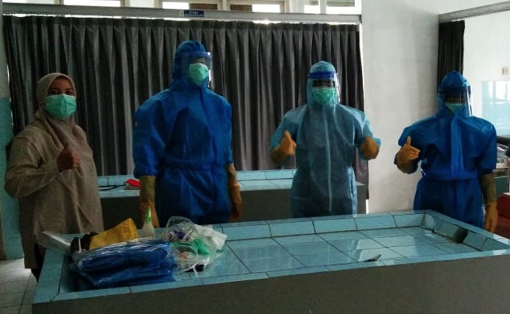 Petugas pemulasaran jenazah di RSUD Kartini Jepara. (Foto: Istimewa)