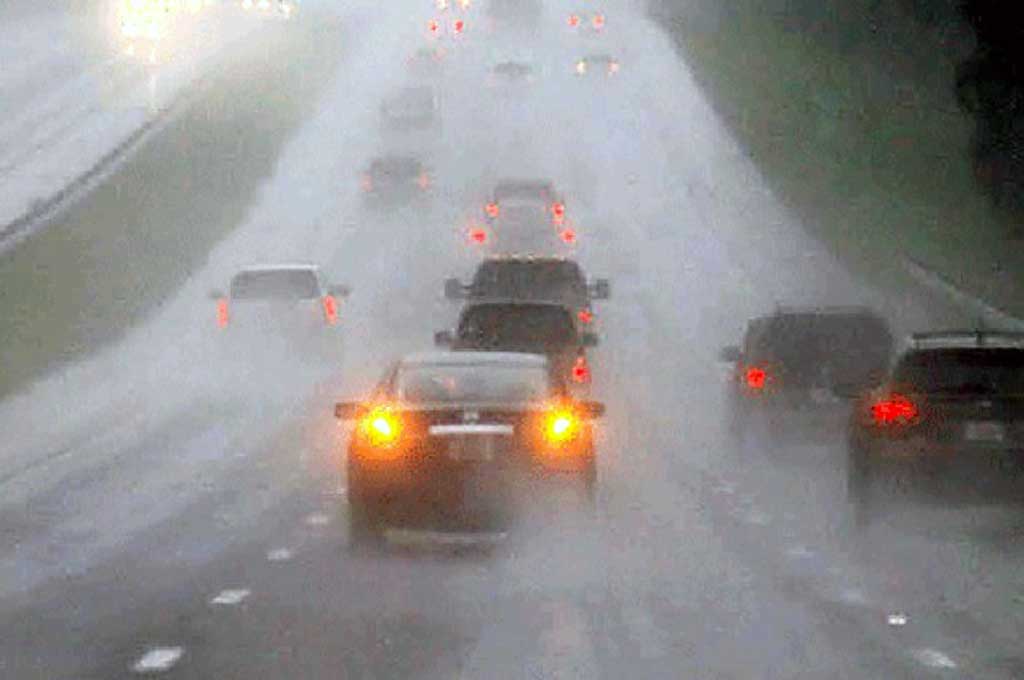 Jaga kecepatan dan jarak meminimalisir kecekaan saat hujan. ManilaTimes