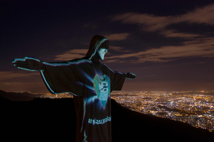 Potret Patung Yesus di Brasil Bermandikan Cahaya dan Bermasker