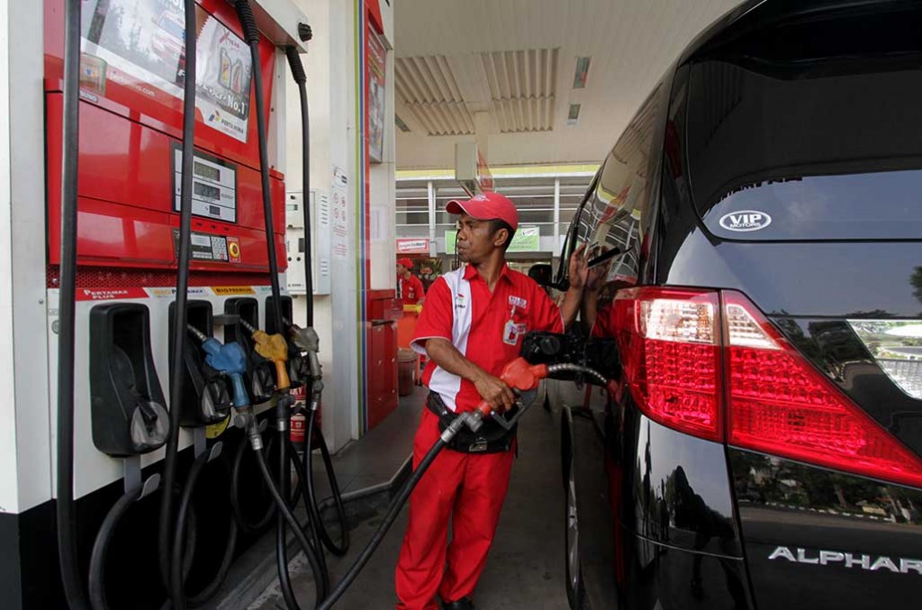 Jangan lengah ketika sedang mengisi bensin.  MI/Angga Yuniar