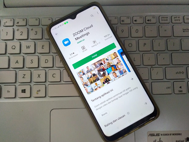 Konferensi jarak jauh melalui aplikasi Zoom menjadi pilihan untuk tetap terhubung dengan rekan kerja. (Foto: Dok. Yuni Yuli Yanti/Gaya.id)