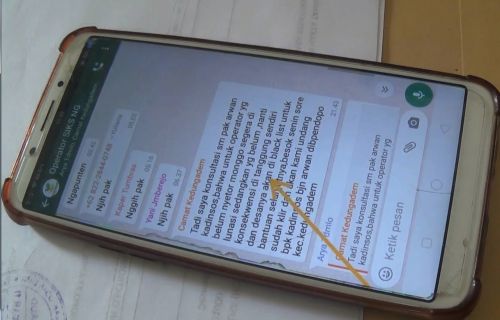 Isi percakapan Camat Kedungadem, Agus Saiful Arif yang meminta operator segera melunasi pengembalian uang korupsi yang dilakukan oleh oknum TKSK kecamatan setempat (foto/metrotv)