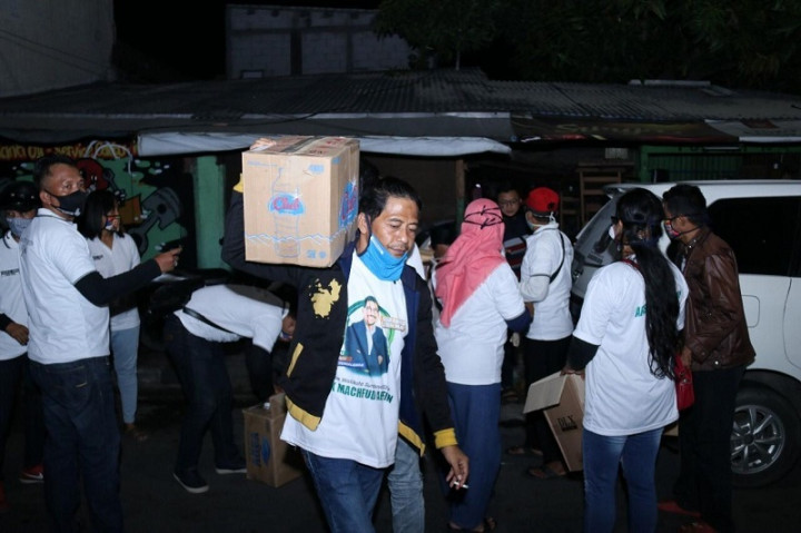 Paket Sembako Disalurkan ke Warga Surabaya