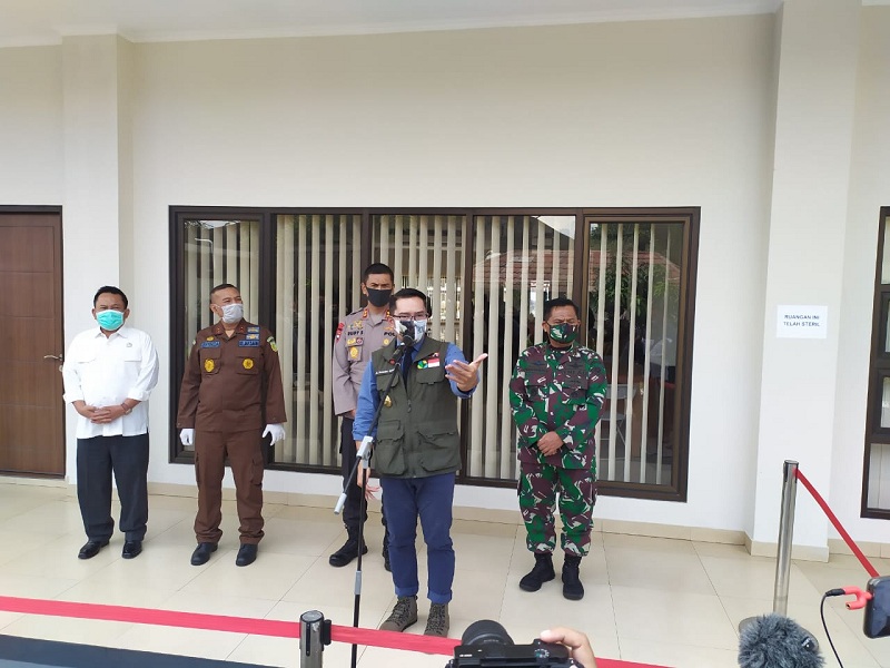  Gubernur Jawa Barat Ridwan Kamil bersama Kapolda Jawa Barat dan Pangdam III Siliwangi usai rapat koordinasi PSBB Jawa Barat. Medcom.id/P Aditya