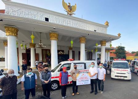 Donasi alat kesehatan diserahkan ke Gubernur Jawa Timur Khofifah Indar Parawansa - - Foto: Istimewa